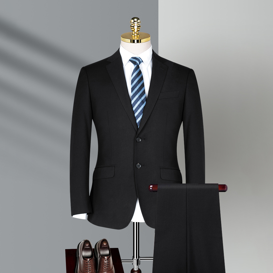 黑色化纤平驳领双扣男西服套装
