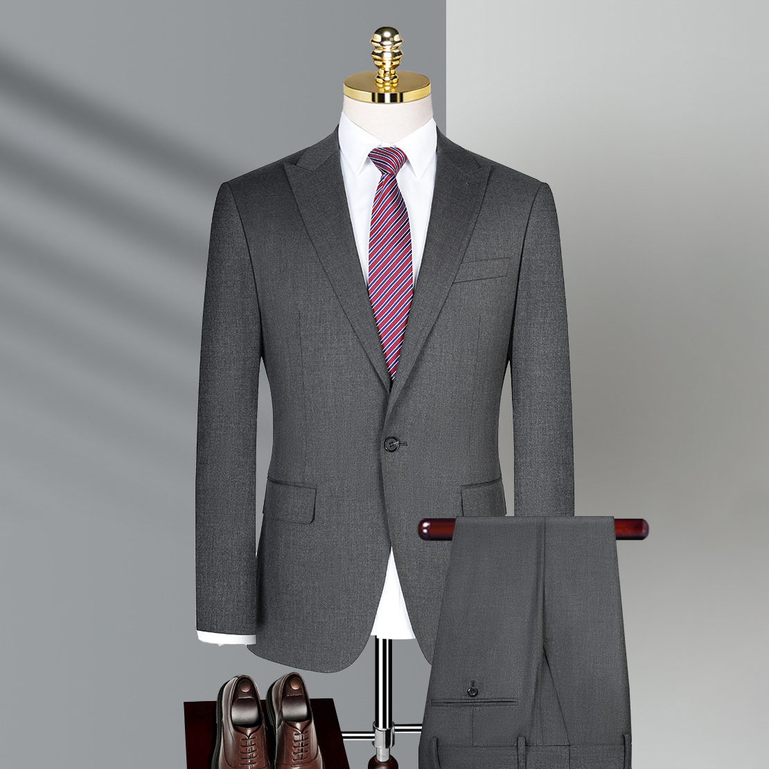 灰色化纤戗驳领单粒扣男西服套装
